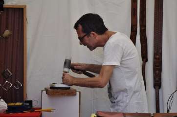 Un artesano trabajando en uno de los stands (Foto Acfi Press)