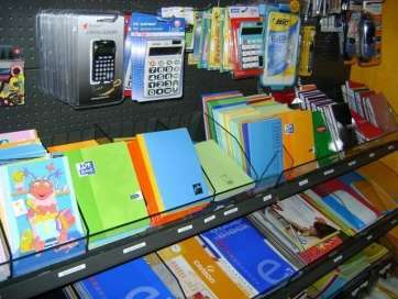 Material escolar en las estanterías de un comercio especializado (Foto TA)