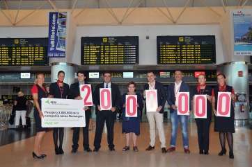 Autoridades con la afortunada pasajera dos millones (Foto Acfi Press)