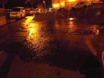 Agua en las calles de San José de Las Longueras tras la avería (Foto TA)