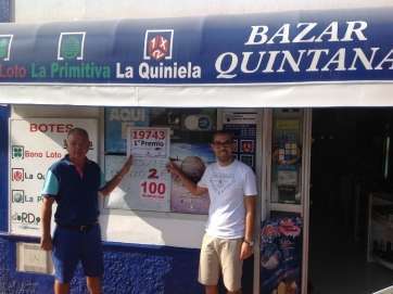 José Quintana junto a su hijo y el número vendido, este viernes en el bazar (Foto TA)