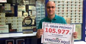Alberto Suárez, gerente de La Brujita de Telde, con el cartel del premio, este martes (Foto TA)
