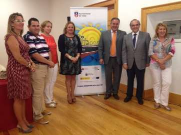 Representantes municipales, del Cabildo y agentes que han firmado el acuerdo (Foto TA) 