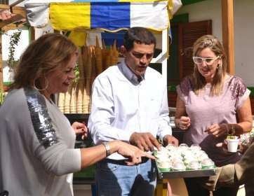 La alcaldesa degusta los helados con sabores diferentes (Foto TA)