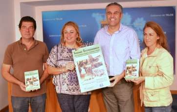 Castellano y López junto a los propietarios de la finca del Tío Isidro, este jueves (Foto TA)