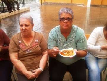 Vecinos de Las Remudas degustan la garbanzada de cochino negro (Foto TA)