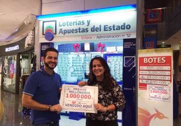 Moisés Moreno y Guayarmina Barreto el cartel de premio (Foto TA)