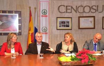 Representantes de Spar y del Ayuntamiento de Telde, este martes, durante la firma de un convenio en El Goro (Foto Daniel Ojeda)