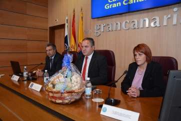 Presentanción de la cesta de Navidad que oferta el Cabildo (Foto Acfi Press)