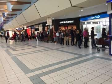 Cola delante del punto de venta de La Brujita de Telde en Alcampo (Foto TA)