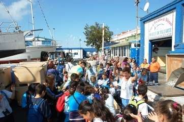 Imagen de archivo de una visita de estudiantes a la Cofradía de Pescadores (Foto TA)