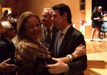 El ministro y la alcaldesa de Telde se saludan al inicio de foro (Foto TA)