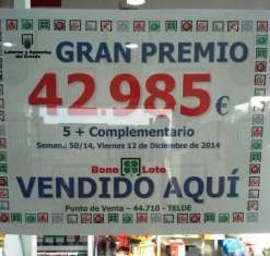 Cartel del premio en la Administración de El Cubillo (Foto TA)