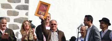 Medina levante orgulloso el cuadro que le acredita como ganador de la cata de la IV Feria de la Naranja de Telde (Foto TA)
