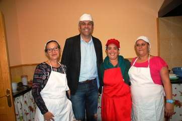 El concejal con la monitora Yaiza Ojeda y colaboradoras (Foto TA)