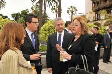 La alcaldesa con el vicealcalde y el presidente de la CCE (Foto Acfi Press)