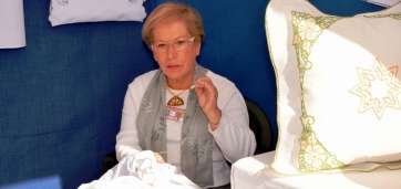 La bordadora teldense Josefa Peña Galván, en su puesto de la feria insular  (Foto Antonio Alí)