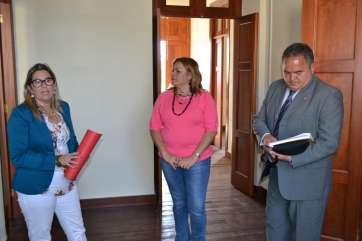 El consejero con la alcaldesa y la concejala, durante la visita al inmueble en mayo de 2013 (Foto TA)