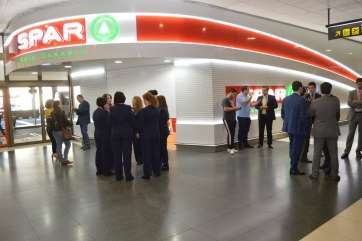 Acto de inauguración del nuevo supermercado en Gando (Foto TA)