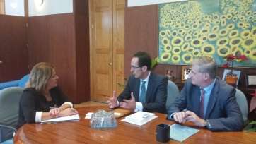 Momento de la reunión de la alcaldesa con directivos de Redexis Gas, esta mañana en el Ayuntamiento de Telde (Foto TA)