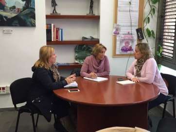 Martín con miembros de la Asociación durante una reunión (Foto TA)