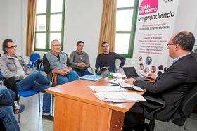 Carlos Rubio, Miguel Campos y los hermanos Rachid y Omar atienden a Javier Hernández (Foto Borja Suárez)