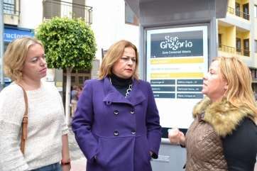 Representantes municipales y empresariales junto a la nueva herramienta (Foto TA)