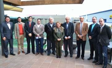La consejera posa con miembros del sector empresarial de Melenara (Foto TA)