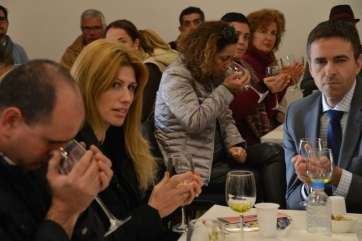 Un momento de la cata de aceites, este miércoles (Foto TA)