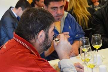 Una persona cata un aceite canario (Foto TA)