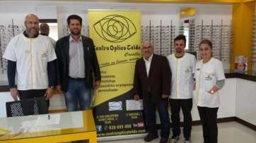 Alonso y Casalla, junto al personal del Centro Óptico Telde tras la firma (Foto TA)