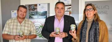El apicultor teldense Manuel Valido junto al consejero Francisco Santana y la concejala María González Calderín (Foto Acfi Press)