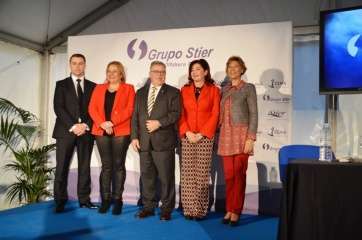 Autoridades y representantes del grupo empresarial, al final del acto (Foto TA)