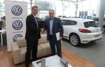 Un representante de la firma Domingo Alonso y Sebastián Marrero (d) sellan el acuerdo (Foto tA)