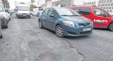 Socavón en una de las calles del polígono industrial (Foto Borja Suárez-C7)