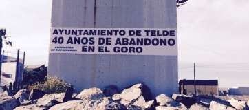 Pancarta colocada en la base de la escultura de Máximo Riol, a la entrada al polígono industrial (Foto TA)