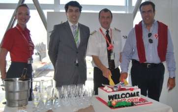 Recepción del vuelo en el aeropuerto grancanario (Foto TA)
