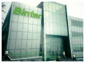 A la izquierda, solar donde se alzara la nueva sede de Binter en Telde, a la derecha, alzado de la fachada principal del edificio (Foto TA)