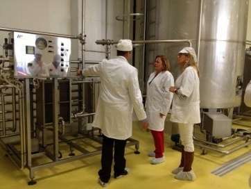 Imagen de archivo de una visita realizada por la alcaldesa y la concejal de agricultura a la quesería Lomo Gallego (Foto TA)