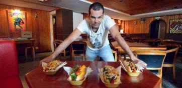 González, con algunos de sus platos (Foto TA)