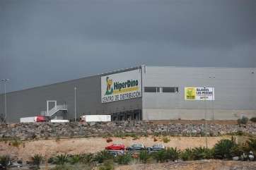 Imagen del centro logístico de Dinosol en Telde (Foto TA)