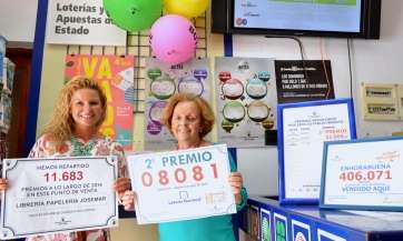 MÂª del Carmen Muñoz Franco y MÂª del Carmen Franco Estupiñaz, esta mañana junto al cartel del premio (Foto TA)