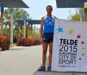 El atleta Saúl Castro con la bandera (Foto TA)