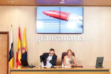 La consejera teldense, Inés Jiménez, y el representante de Norwegian presentan las conexiones de la compañía en Gran Canaria (Foto Acfi Press)