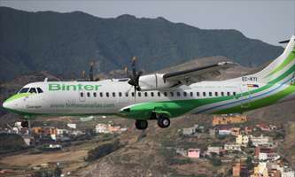 Imagen de archivo de un avión sobrevolando Canarias (Foto TA)