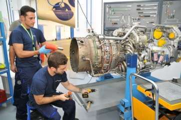 Técnicos de SATI supervisan el motor de un avión en el nuevo hangar (Foto Acfi Press)