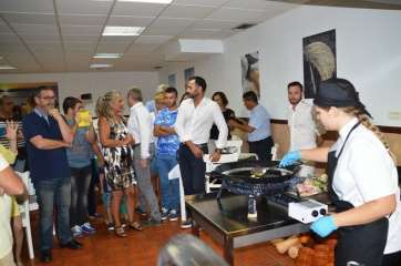 Momento de la apertura del restaurante, esta noche en Melenara (Foto TA)