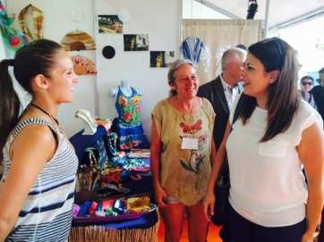 La consejera teldense Minerva Alonso saluda a una artesana, hoy en el acto inaugural de la feria (Foto TA)