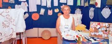 La bordadora teldense Josefa D. Peña, asidua de las ferias de artesanía, en la de Maspalomas de este año (Foto Antonio Alí)