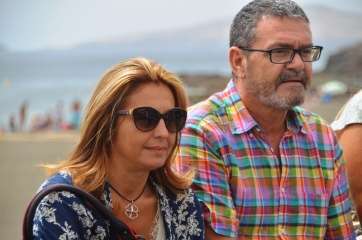 La concejala de Desarrollo Local, Soledad Hernández, con su compañero de partido y también edil Gregorio Viera (Foto TA)